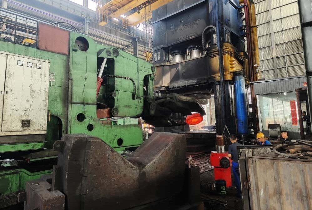 способно изготавливать поковки массой до 40 тонн Наше крупное кузнечное оборудование мощностью 10 000 тонн позволяет производить поковки весом до 40 тонн